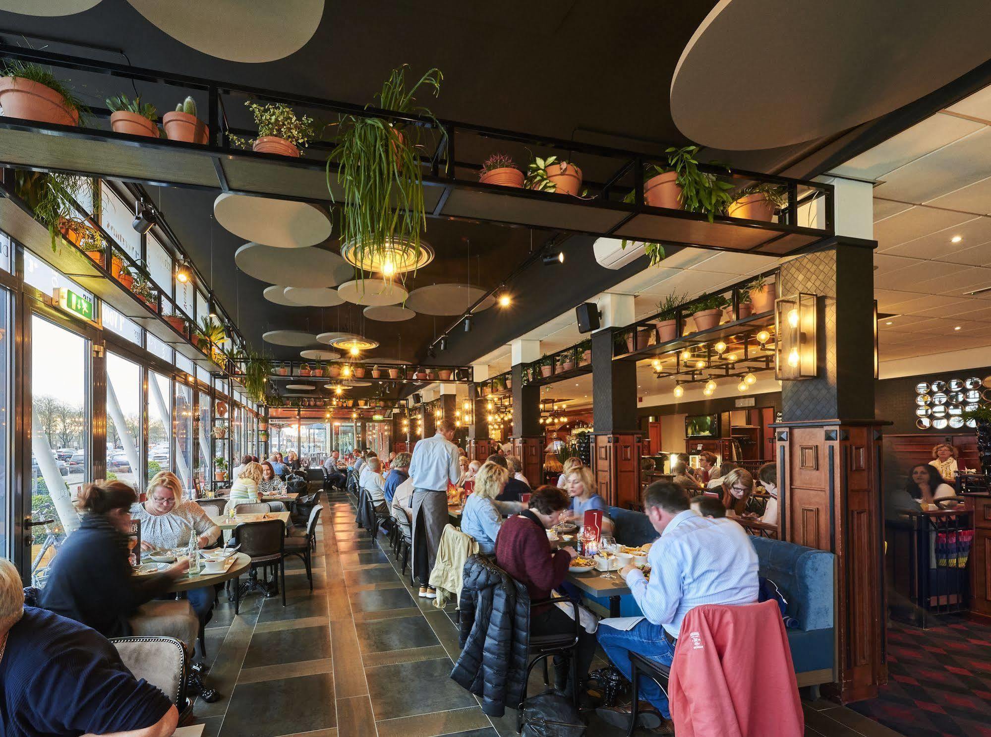 Hotel Restaurant Grandcafé 't Voorhuys Emmeloord Esterno foto